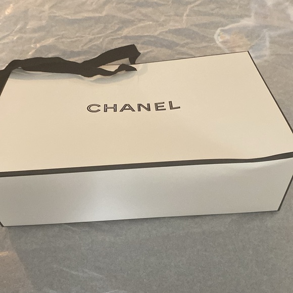 Chanel Bow Tie Gift Bag and Chanel No 5 sample Eau de Toilette - Picture 6 of 6